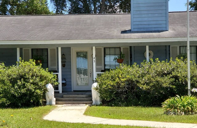 Enjoy Southern Hospitality in Kingland Georgia, Bring Pets, Plenty Parking