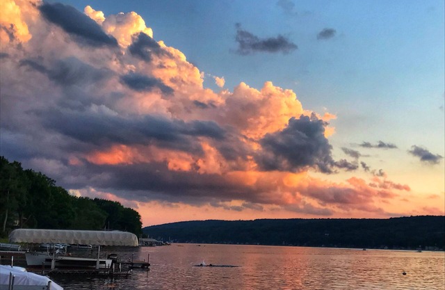 Buchen Sie jetzt für spektakuläre Sonnenuntergänge auf Keuka Wine Trail! Charmant und tierfreundlich!