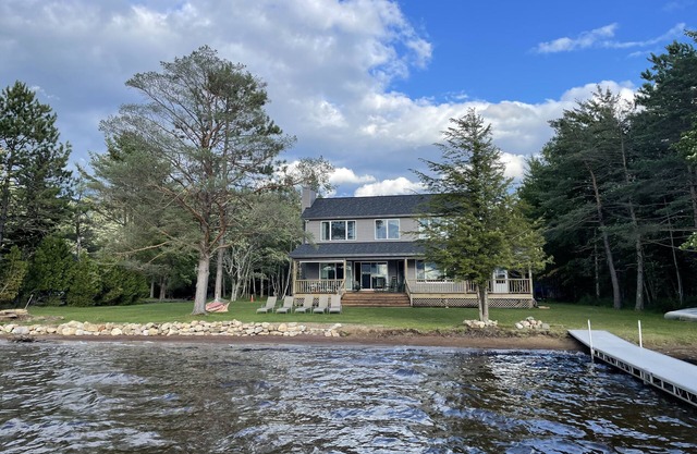 Genießen Sie einen atemberaubenden Adirondack Sonnenuntergänge aus einer riesigen Lakefront Haus