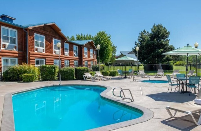 Enjoy Stunning Views Across the Columbia River! FREE Parking, Outdoor Pool!