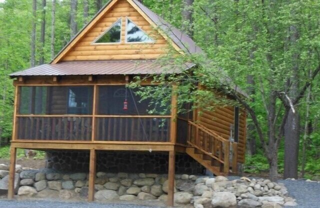 Genießen Sie den Winter in den Adirondacks der Ruby Hill Cabins