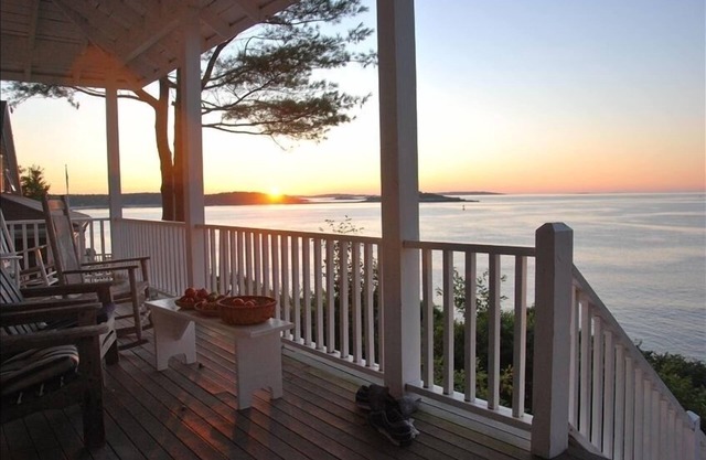 Genießen Sie die beeindruckende Aussicht auf das Wasser und beobachten Sie Hummerboote von der Veranda aus
