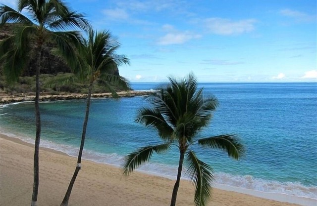 Makaha Beach Cabanas - Disfrute de una playa de arena en Makaha