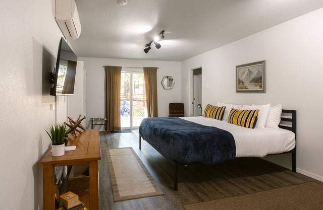 Enjoy the beauty of Southern Oregon with a stay in our cozy and spacious vacation rental!
