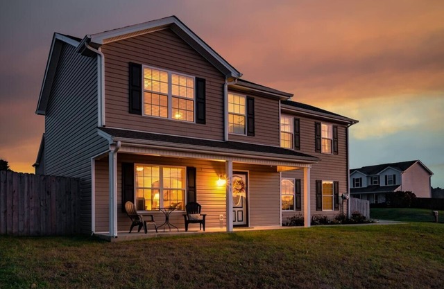 Stylish Family Retreat| Near Speedway, ♛Queen Beds