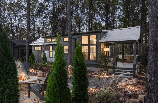 Enjoy the lake & mountain retreat at The Water & Woods Tiny Home