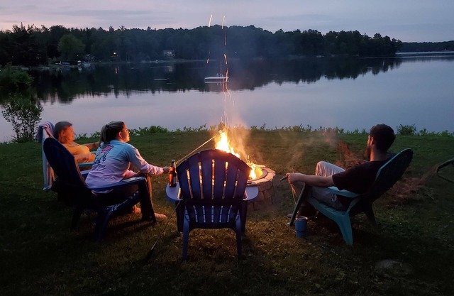Enjoy the Leisurely Camp Life - Galway Lake Spacious Waterfront Home
