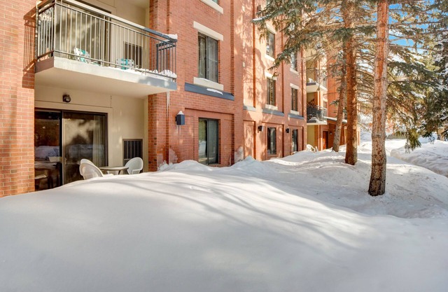 Enjoy the mountains and Main Street. Quiet condo in heart of town, easy to ski!