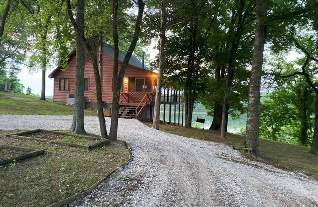 Enjoy the new hot tub and cozy cabin in the Ozarks