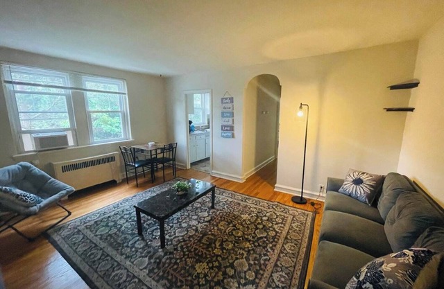 Enjoy the perfect blend of comfort and convenience in this centrally located 1-bedroom apartment