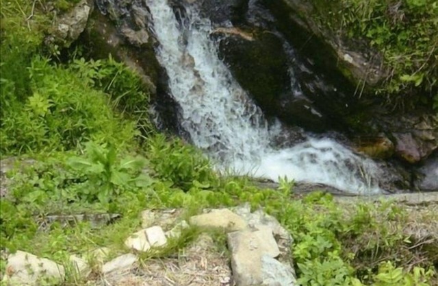 Genießen Sie den Klang der Wasserfall rechts von der Rückseite Deck