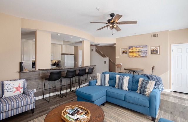Genießen Sie den Blick auf den blauen Pazifik auf einem privaten Balkon in Downtown Pismo!