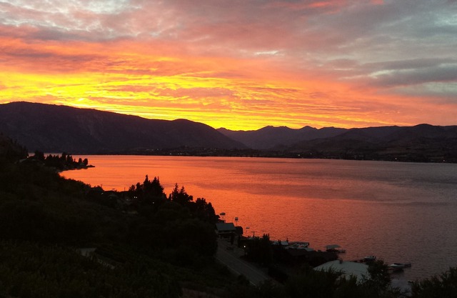 Genießen Sie diese 180 Grad Spektakuläre Ansicht von See Chelan! Sonnenschein, Wasser, Wein & Spaß