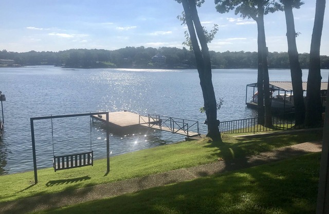 Genießen Sie diese 2BR / 2BA-Wohnung am Hauptkanal des Lake Hamilton. Minuten von der Innenstadt entfernt!