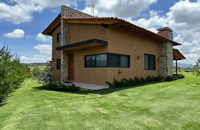 ENJOY THIS BEAUTIFUL CABIN, CLOSE TO THE NOGAL LAKE IN TAPALPA!