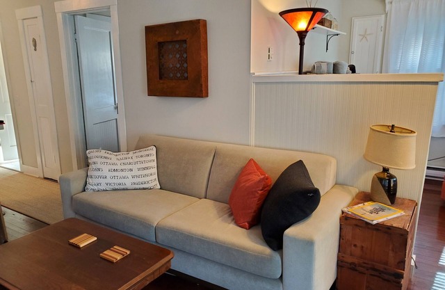 Enjoy this cozy cottage, 10 minutes from Bay Beach in Crystal Beach.