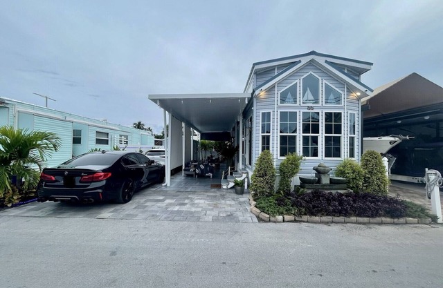 Enjoy this modern and cozy house in Key Largo Florida.