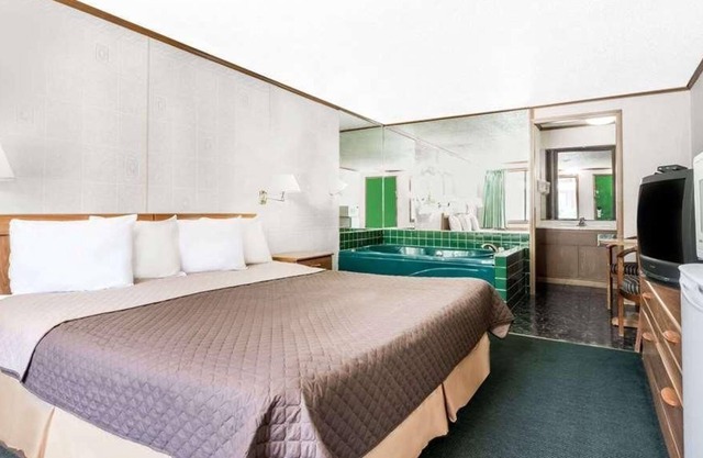 Enjoy Your Stay at Knights Inn Ashland! Pool, Picnic Area, Parking, WiFi
