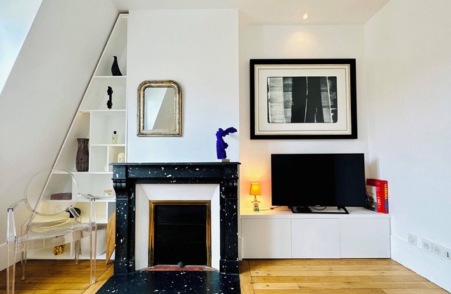 Enjoy your stay in this renovated lovely Parisian apartment, cozy and bright.