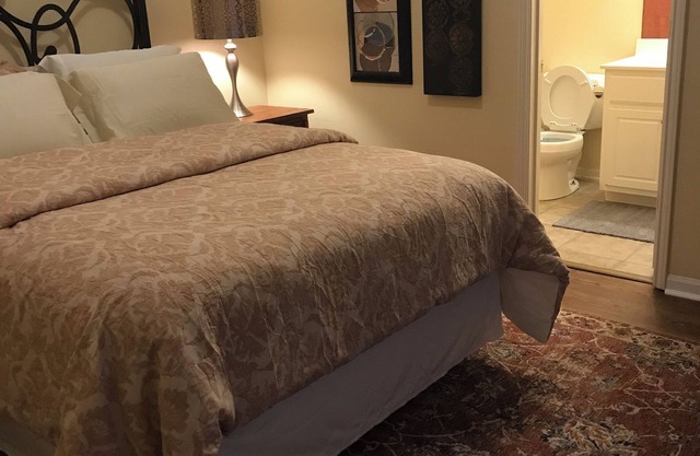 Enjoyable 2-bedroom condo with AC in charming Oxford 1 mile from the stadium.