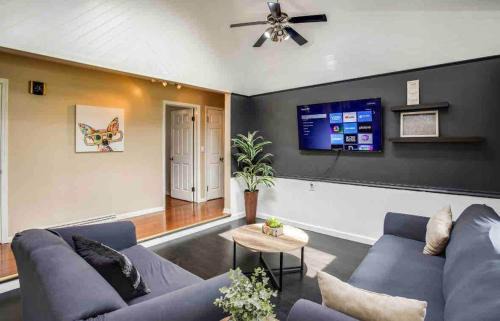 Enjoyable Home by Airport and Downtown