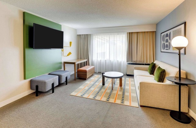 Enjoyable Trip! Spacious and Pet-friendly Unit, Onsite Parking