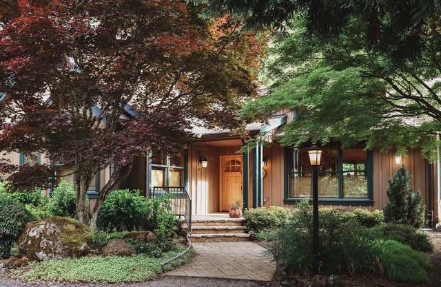 Enology House has hot tub and fireplace close to Newberg. Explore wines here.