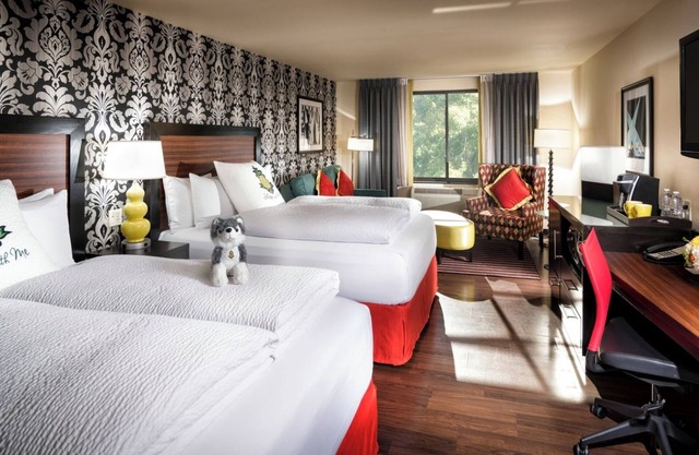 Ensemble 2 Queen Junior Suite - Staypineapple, The Maxwell Hotel, Seattle Center