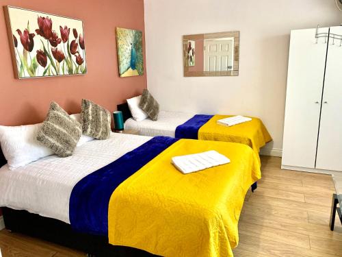 Ensuite Apartment with small Kitchenette, Private Bathroom and Parking