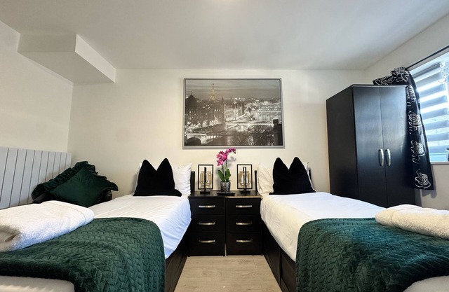 Ensuite Deluxe Room with Shower