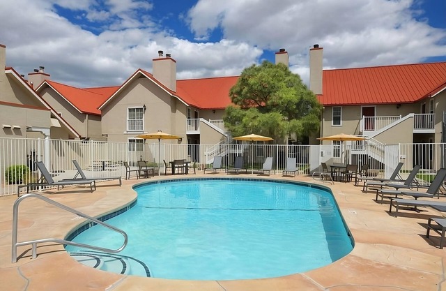 Ensuring a Very Comfortable & Memorable Stay! Free Breakfast, with Outdoor Pool!