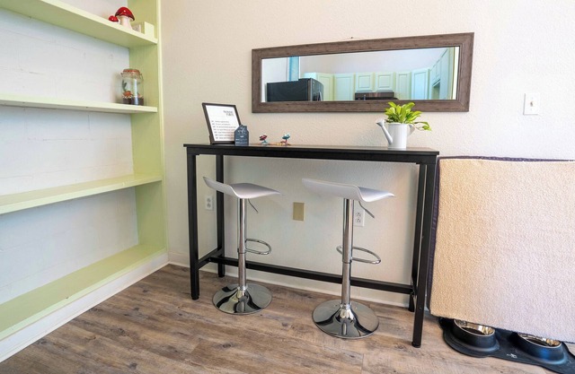Enterprise 2 BD - Cozy in Central Enterprise