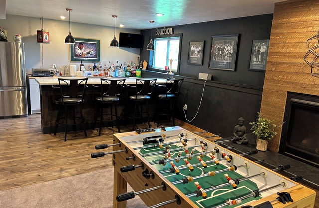 Entertainer's Dream - Quick drive to Lambeau - Hot Tub, Bar, & 85" TV.