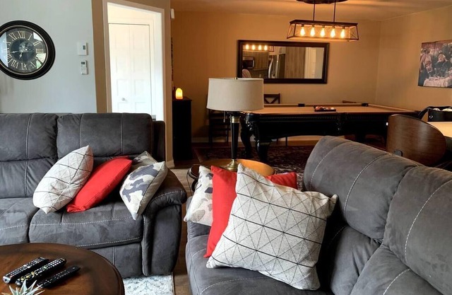 Entertainment Haven: Stylish Condo with Pool Table, Steps Away from 10/30!
