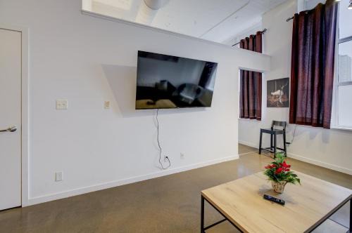 Entire 1 bedroom in the heart of KW downtown across Google