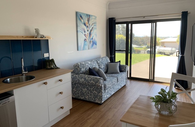 Entire 1br 50sm guest suite 3mins to beach shops restaurants small dog welcome.