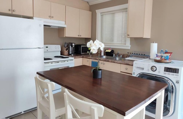 Entire 1BR Suite w King Bed, Private Entrance, Full Kitchen