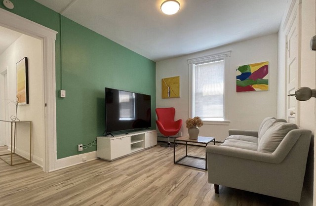 Entire 2 Bed-room Roomy Apartment ~ 1 min to Train for NYC