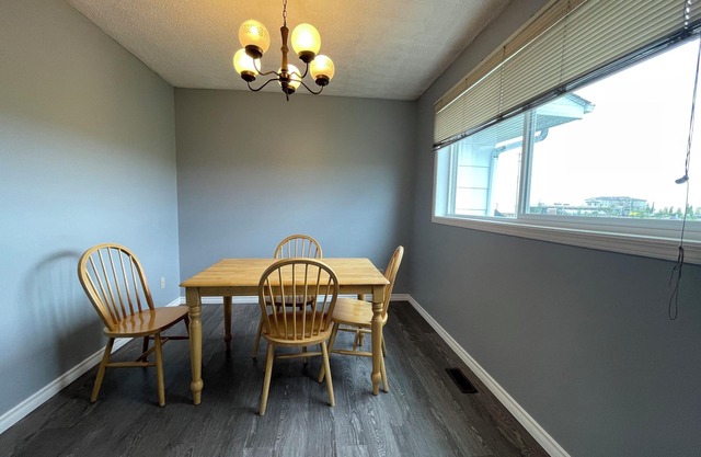 Entire 2-bedroom 1.5 bath townhouse w/kitchen & laundry near amenities 1700sqft
