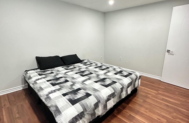 Entire 2 Bedroom lower Unit, Kitchen+Wi-Fi+Laundry+Parking+Ventilated+Well Lit