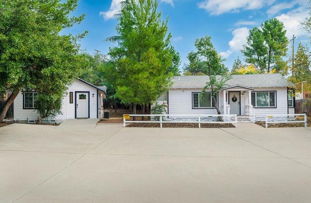 Entire 2 Bedroom Pet Friendly Cottage Home