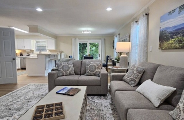 Entire 2-Level House 20 Min to UT, Sleeps 10, 1900 SF 2 Kitchens 2 Living Rooms