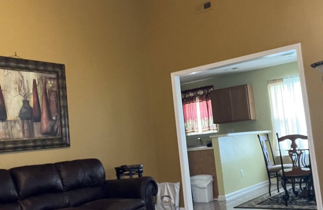 Entire 3 bedroom home 5mi from CLT airport. 10mi from Panthers Stadium.