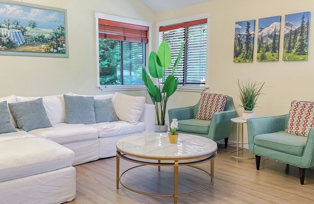 Entire 3BR/2BA Home: 5 beds, Kitchen, Laundry, Work Desk, Private Yard, AC