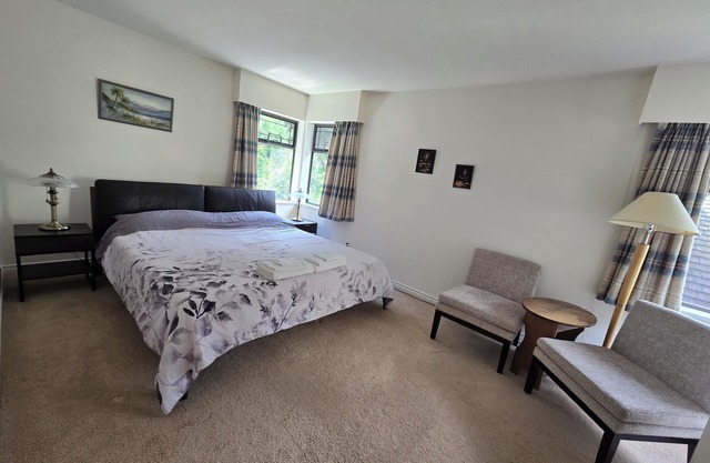 Entire 3br luxury house with 2 King & 2 TwinXL beds with Private Japanese garden