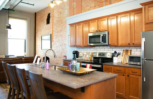 Entire 3rd Floor Apartment in Hanover Square