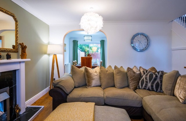 Entire 4-Bedroom House in Cambridge, Free Parking!