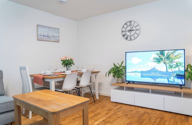 Entire 4 Beds 4 Baths Entire flat at 5 mins to city cent & Q. Elizabeth Hospital