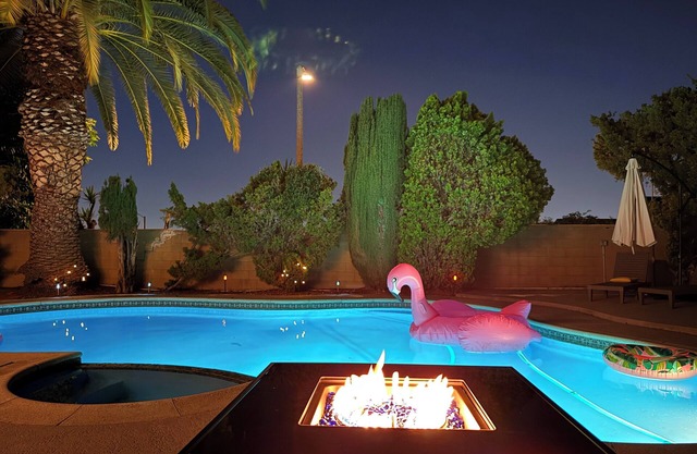 Entire 4 LG Queen BED with large Pool, patio, BBQ, Firepit good for Summer!!