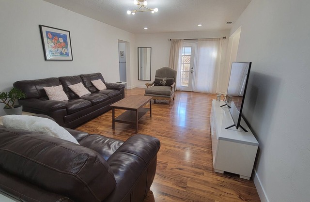 Entire 5B3B Quiet Bungalow with Large Backyard Near High Tech